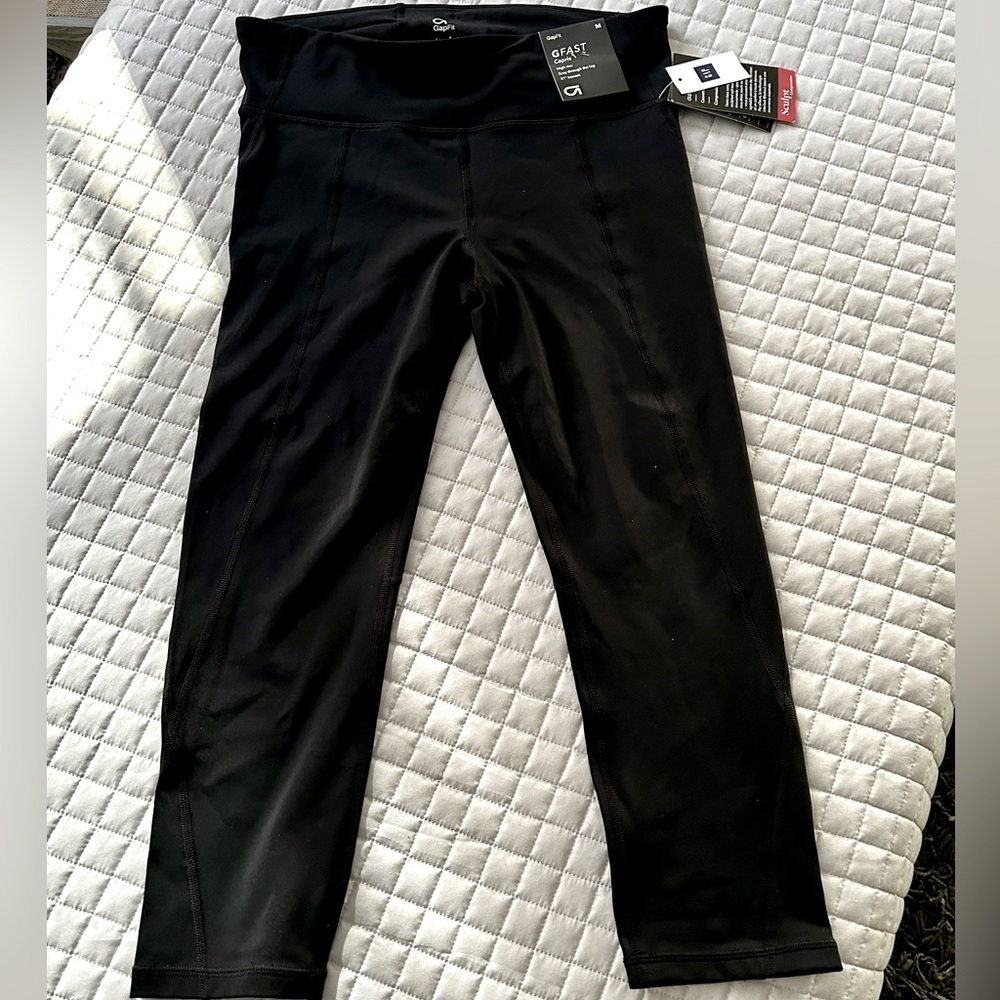 GapFit Sculpt Compression Capris High Rise size M Black.